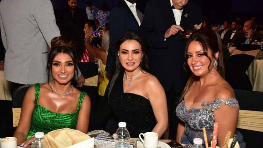 بالصور - شاهدوا إطلالات النجمات في حفل 