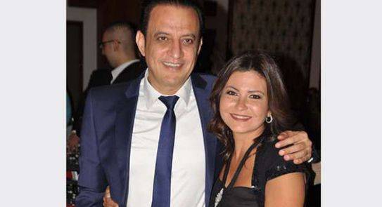 طارق علام وزوجته دينا رامز يتعرضان لحادث بسيارتهما