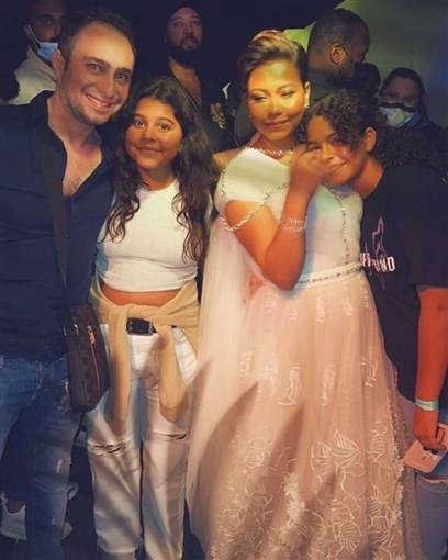 شيرين مع ابتيها وزوجها حسام حبيب