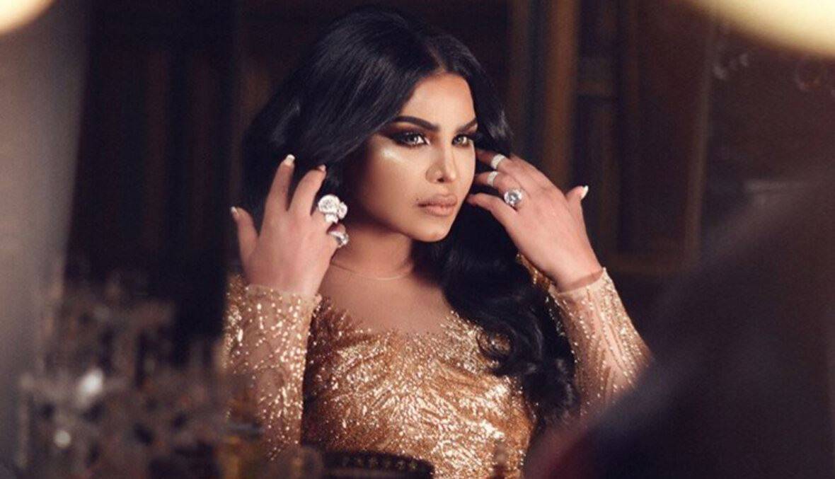 بالفيديو - أحلام في نحافة لافتة وتغازل نفسها: 