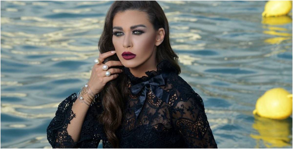 نادين الراسي تخطف الأنظار بالبيكيني الأسود