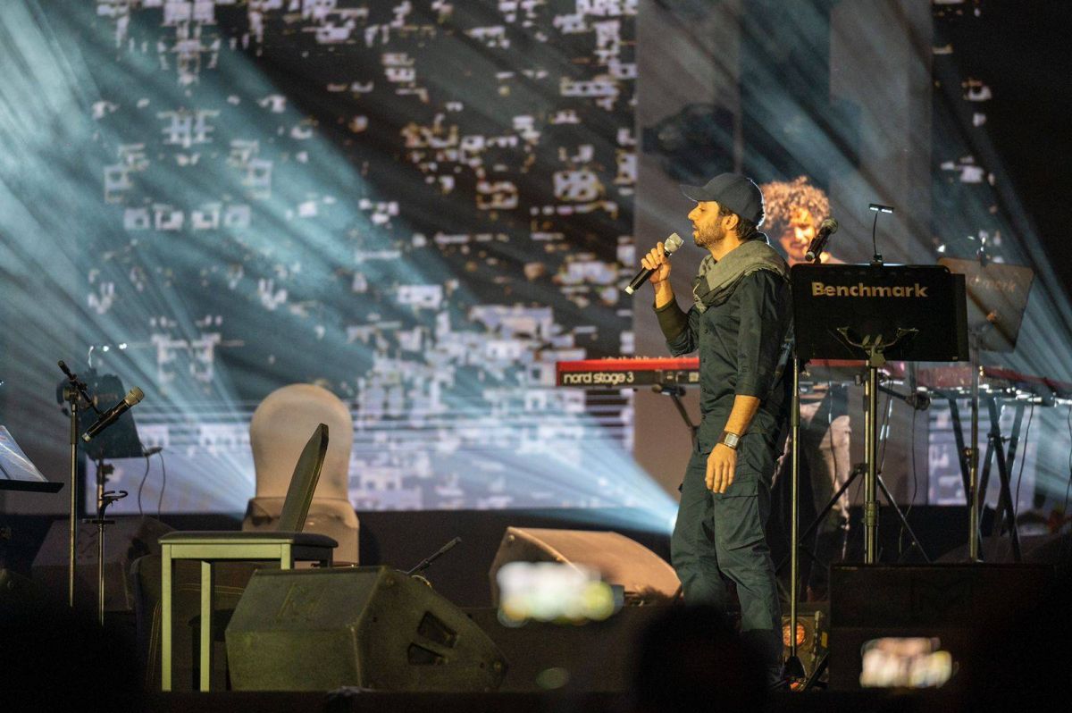 عبد الرحمن محمد هام بجمهور جدّة في أمسية موسيقية غنائية: 