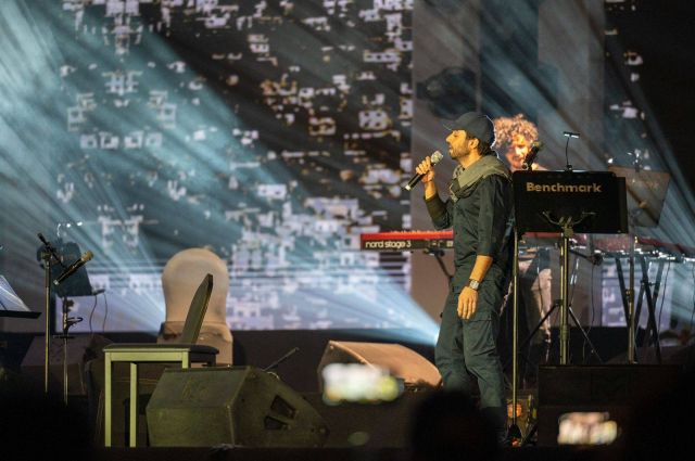 عبد الرحمن محمد هام بجمهور جدّة في أمسية موسيقية غنائية: 