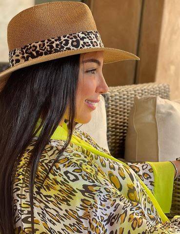 بالصور - دنيا بطمة تنسق إطلالاتها الصيفية بقبعات مميزة