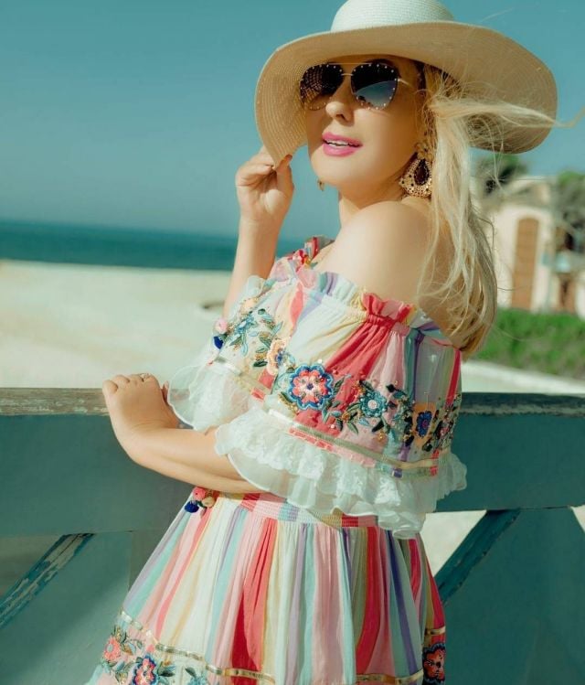 نادية الجندي تتحدى العمر بإطلالة شبابية