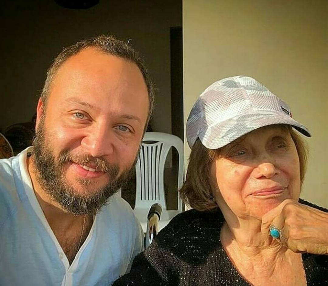 بالصور - مكسيم خليل يغيب عن جنازة والدته ونجوم سوريا يودعونها