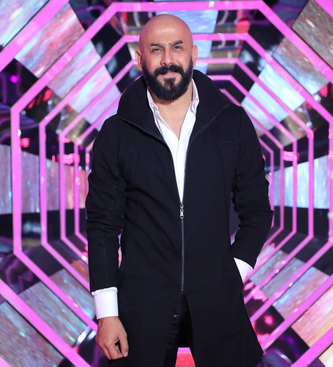 بالفيديو - قصي خولي يصدم الجميع بإطلالته الغريبة والجريئة في 