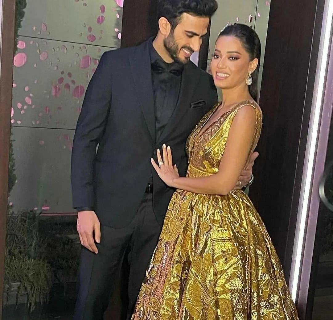 بالفيديو - رحمة رياض تفقد وعيها على السجادة الحمراء.. وهذا ردّ فعل زوجها