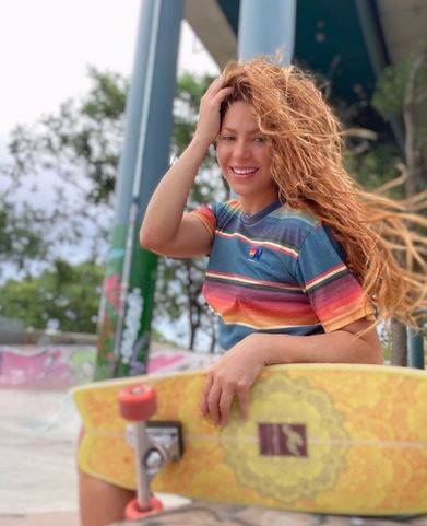 بالفيديو - رقصة شاكيرا ووالدها في عامه الـ90 تشعل مواقع التواصل