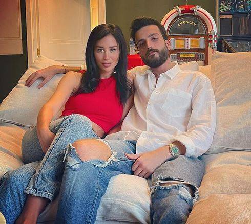 بالصور - خطيبة مهند الحمدي توثّق لحظاتهما الخاصة في لبنان وهو يعلّق...