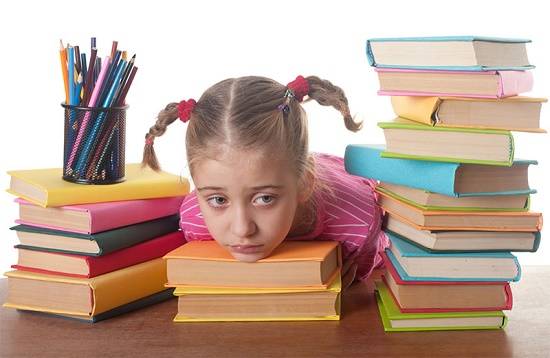 تحذير للأمهات.. هكذا تؤثر الواجبات المدرسية على صحة طفلك