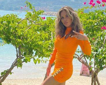 بالفيديو - نيكول سابا تُحدث ضجة بحفلها في الساحل بإطلالة بسيطة