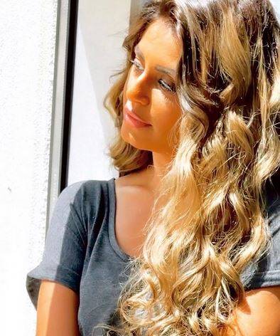 بالصور - منة فضالي تستعرض رشاقتها بعد العملية... هكذا بدت بالشعر الأسود