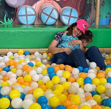 بالفيديو - حنان مطاوع تحتفل بيوم ميلاد ابنتها وتغنّي لها