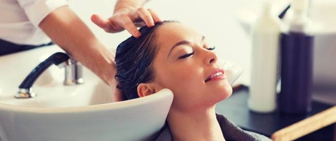 أخطاء نرتكبها خلال غسل الشعر تدمّره!
