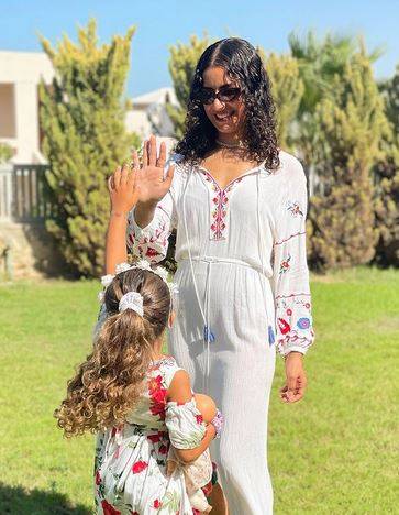 ابنة ريهام أيمن تخطف الأنظار بعفويتها في أول يوم دراسة لها