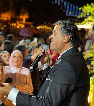 بالفيديو - راغب علامة يتعرّض لموقف محرج في حفل زفاف... هكذا تصرف