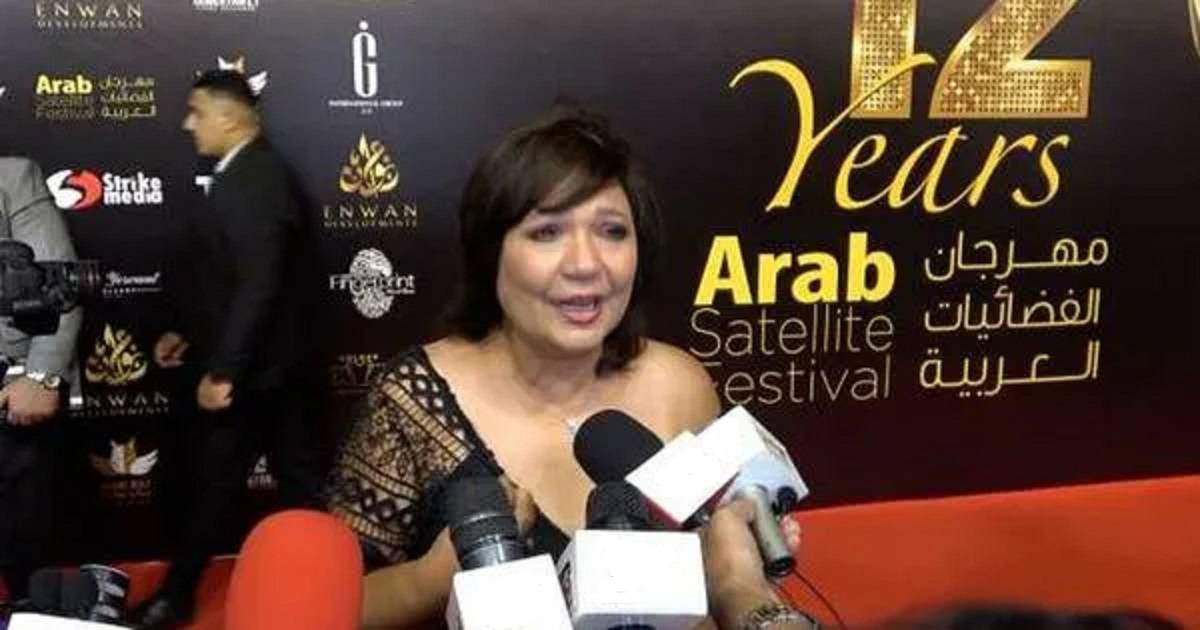 عايدة رياض تبكي بحرقة على السجادة الحمراء... لهذا السبب