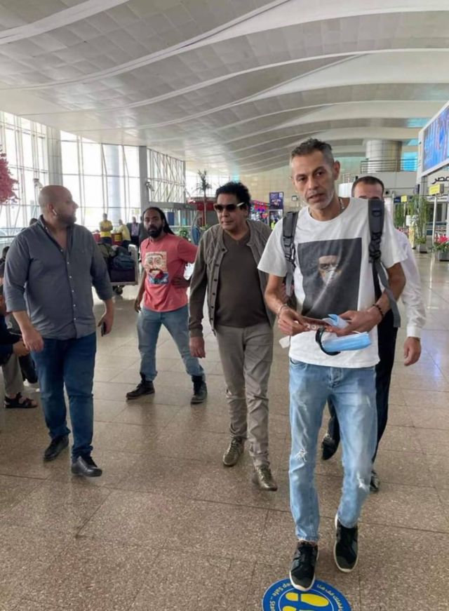 محمد منير في المطار