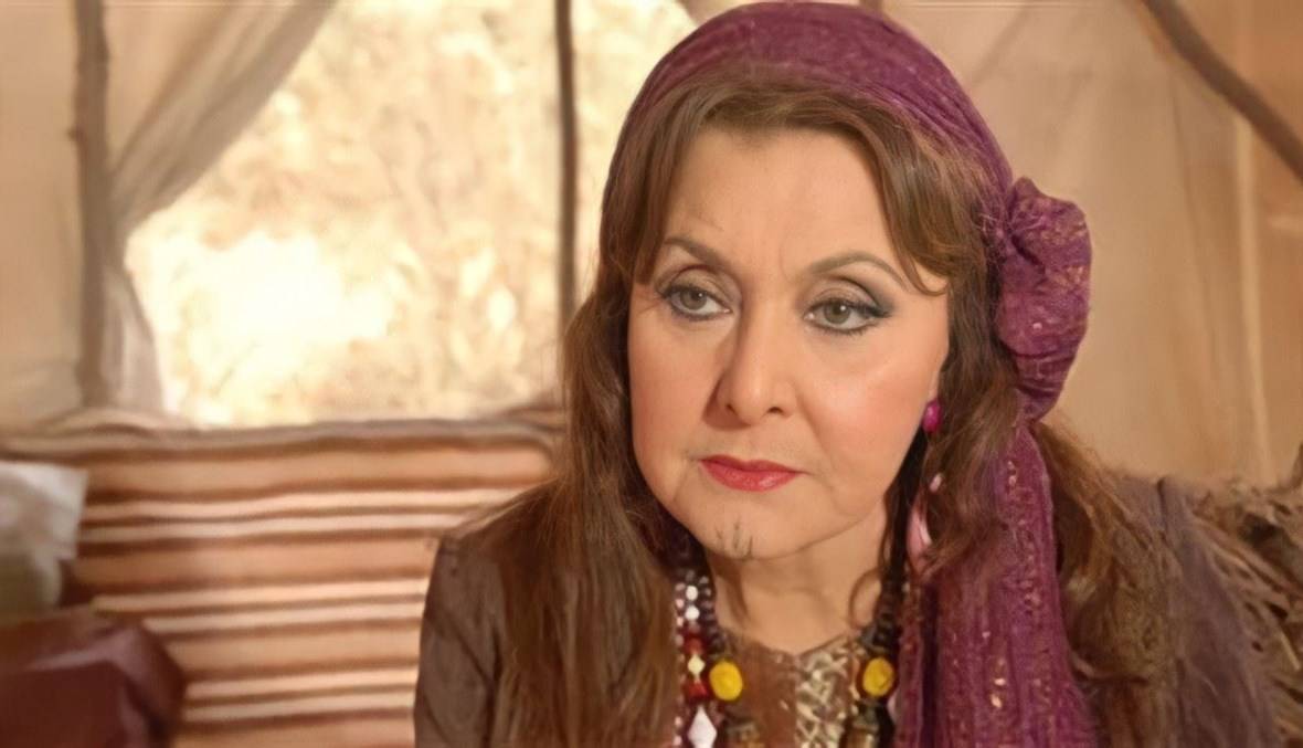 بالعكاز... الظهور الأول لليلى طاهر بعد اعتزالها الفن