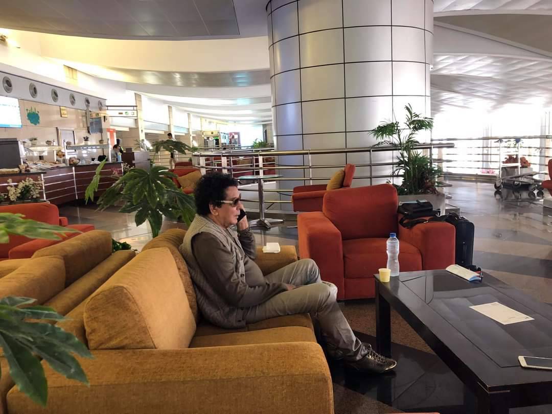 رحلة محمد منير لأوروبا تثير الشائعات