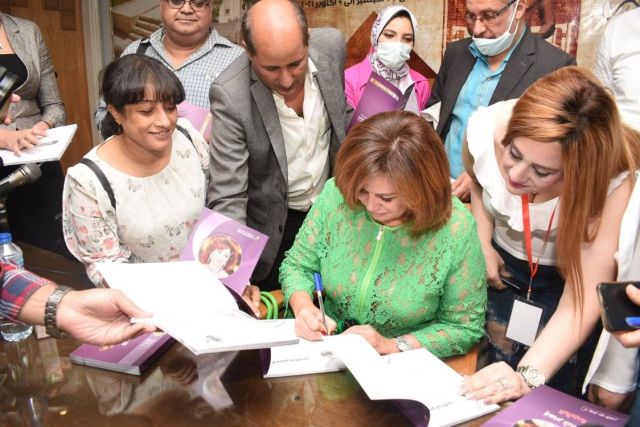 إلهام شاهين توقع كتابها للجمهور