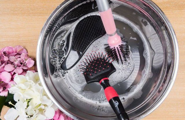 خطوات سهلة ومهمة لتنظيف فرشاة الشعر