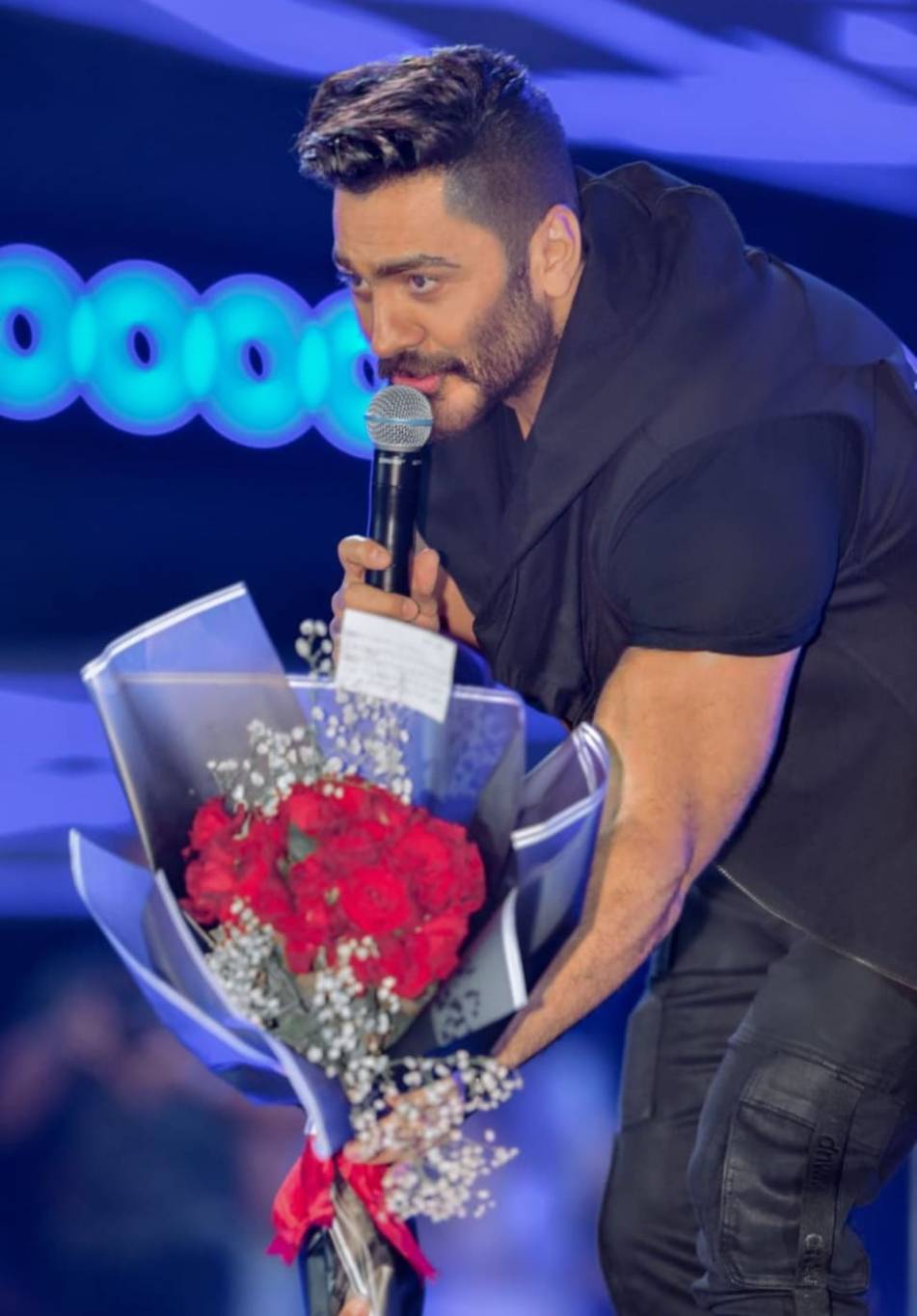 بالفيديو - لفتة إنسانية من تامر حسني مع طفل من ذوي الهمم