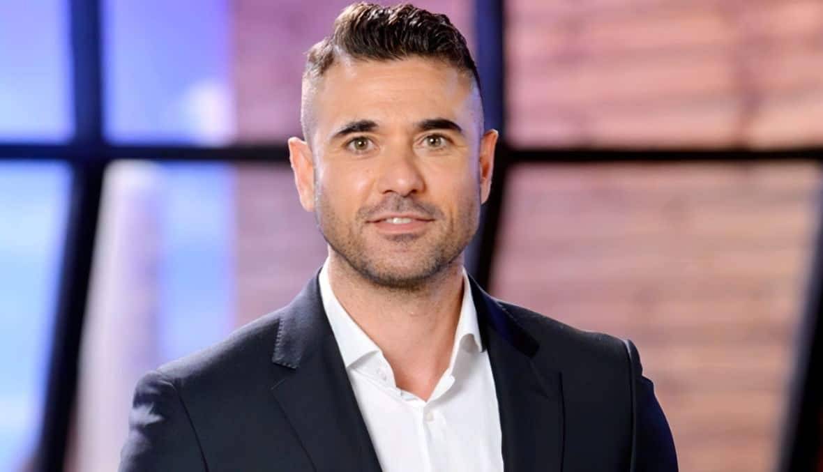 بالفيديو - لفتة إنسانية من أحمد عز مع شاب طلب مساعدته