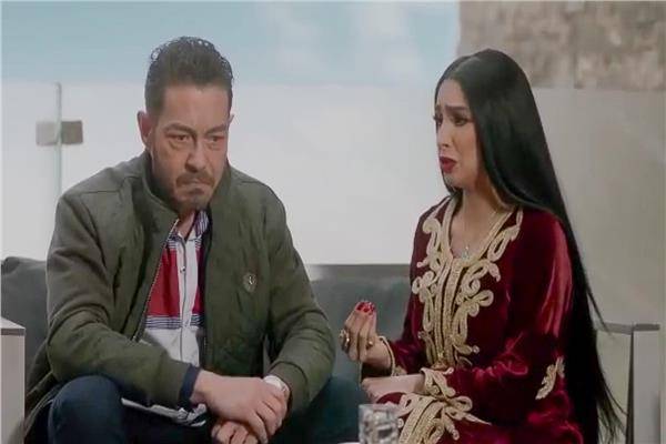 بالفيديو - لقاء طريف يجمع روجينا وأحمد زاهر ويصبح 