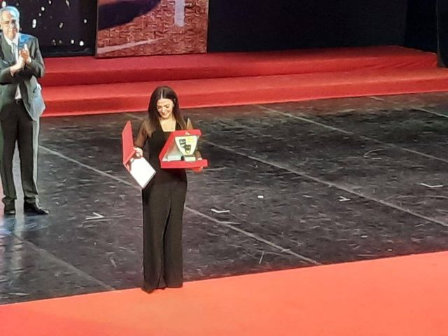 دنيا سمير غانم تبكي لحظة تسلمها تكريم والديها