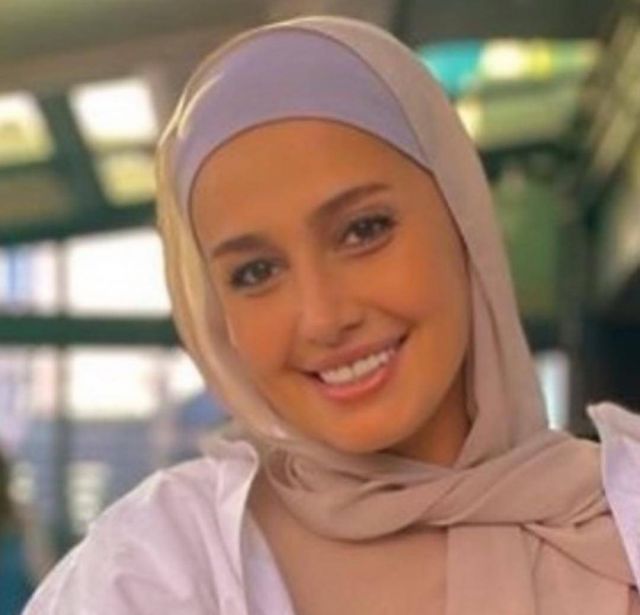 للمّرة الثانية... حلا شيحة تكذّب والدها بسبب الحجاب