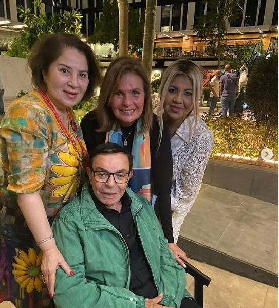 بالفيديو والصور - مع يسرا وبوسي.. الظهور الأول لسمير صبري بعد شائعة وفاته