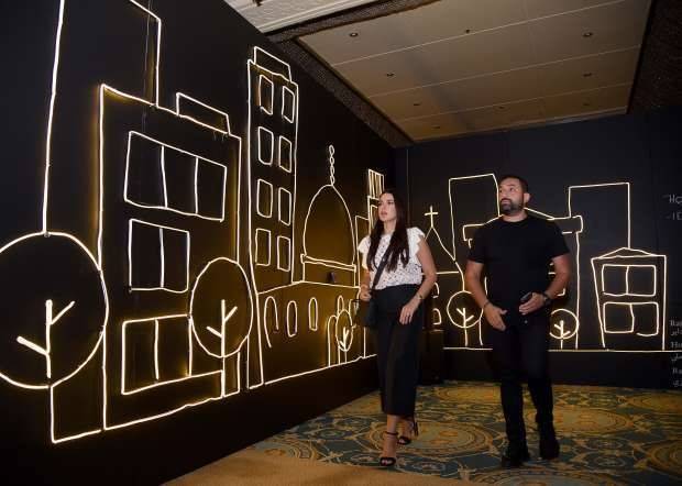 درة وزوجها هاني سعد يتجولان في المعرض