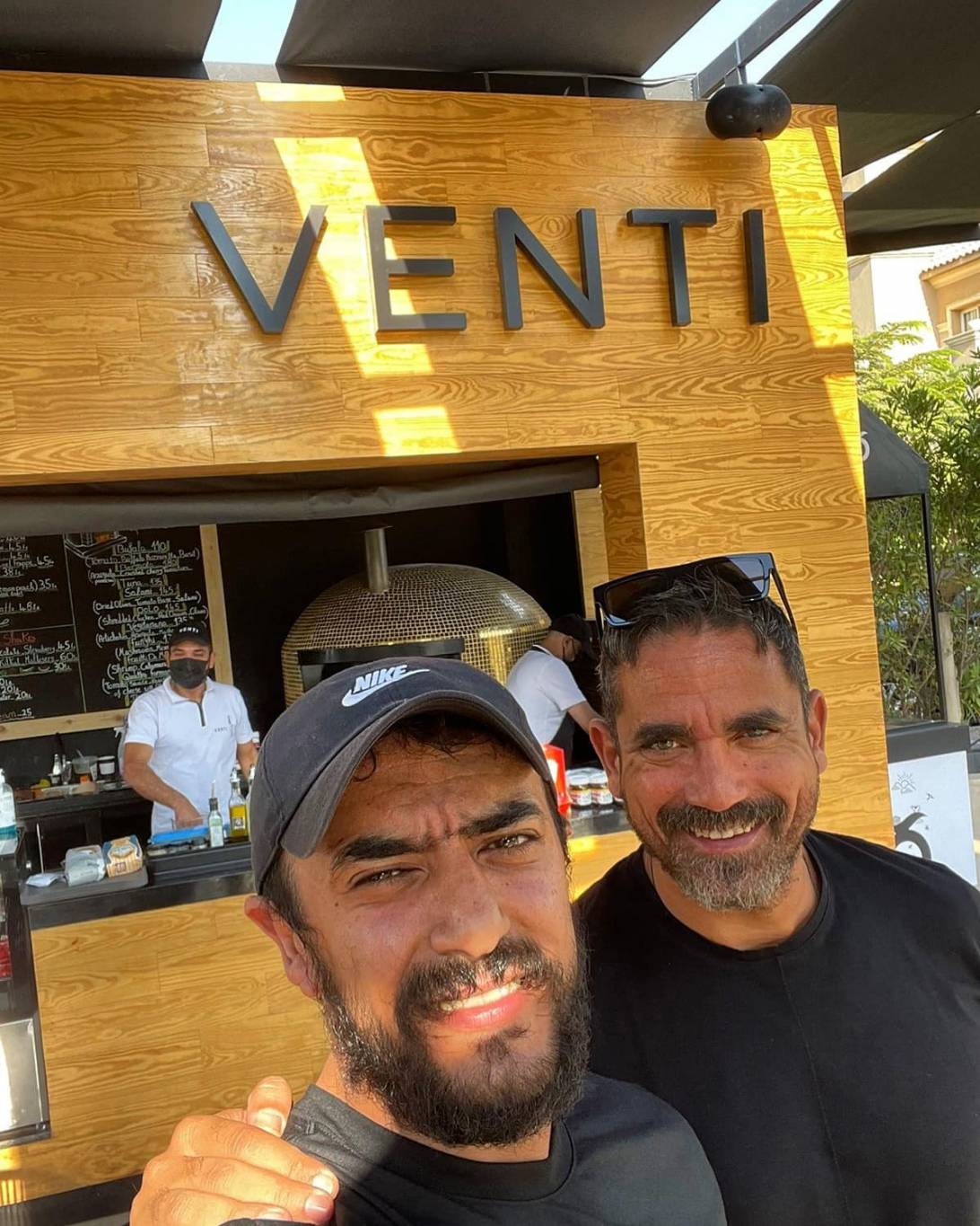 أمير كرارة يفتتح فرعاً جديداً لمطعم البيتزا وأحمد العوضي يهنئه