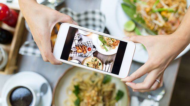 توقّفي فوراً عن تصوير طعامك ونشره على السوشيال ميديا... لهذا السبب