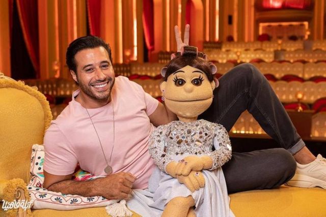 بالفيديو - نجل أحمد السعدني يُحرج والده على الهواء ويجبره على الاعتذار منه