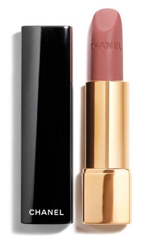 أحمر شفاه دافئ لشفتين ممتلئتين وجذابتين