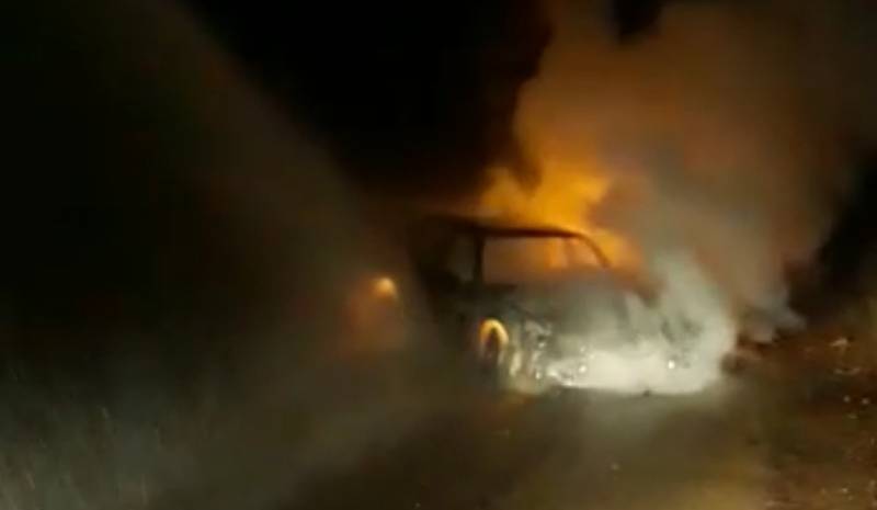 فنان شهير ينجو من الموت بعد احتراق سيارته