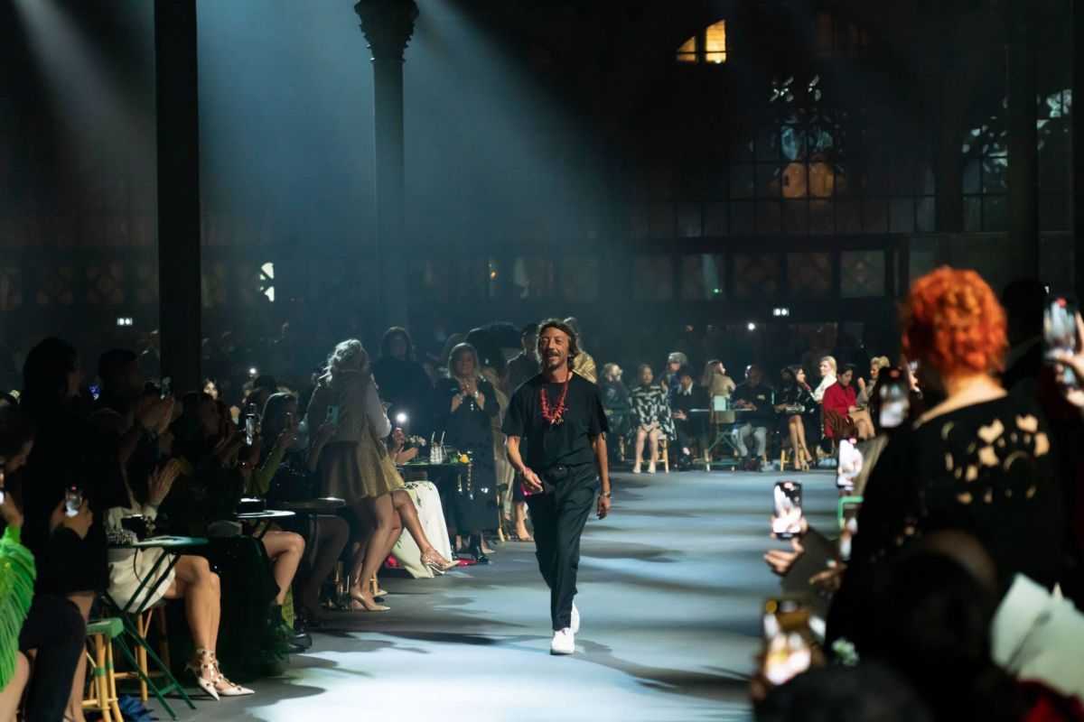 دار  VALENTINO تعرض مجموعتها للأزياء الجاهزة لربيع وصيف 2022