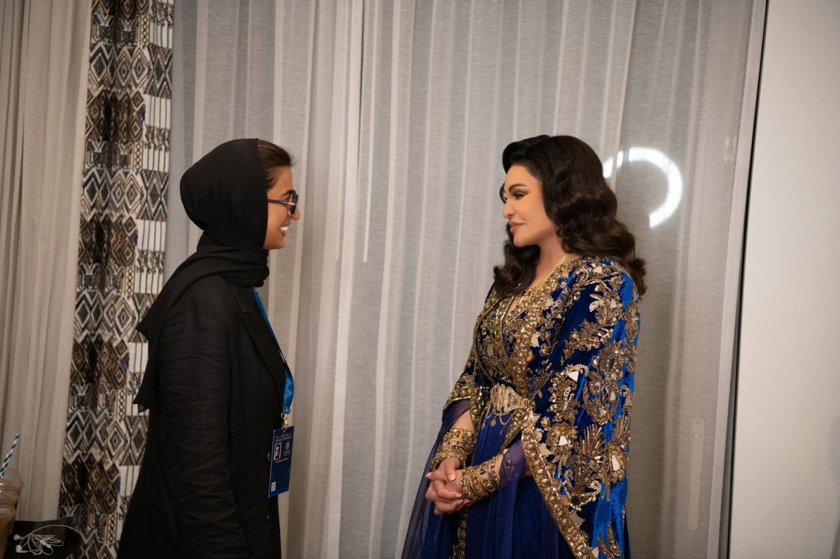 لقاء يجمع بين أحلام والوزيرة نورة الكعبي