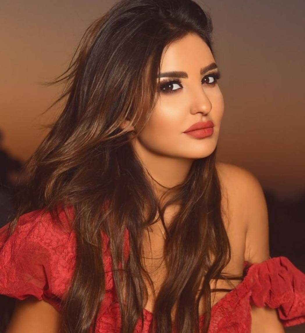 بالصور - شذى حسون تفاجئ الجميع بالعباءة والحجاب