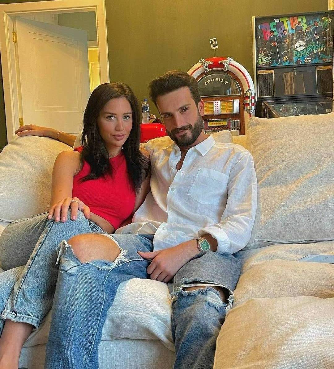 مهند الحمدي بصور رومانسية مع خطيبته اللبنانية... هكذا تغزّل بها