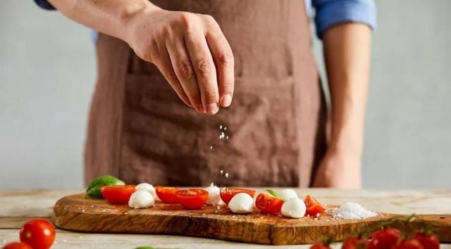 نقص الملح في الجسم يضرّ بالصحة... انتبهي لهذه العلامات