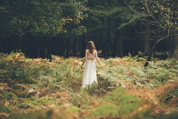 فنانة مصرية بجبيرة وعكاز خلال العرض الخاص لـ