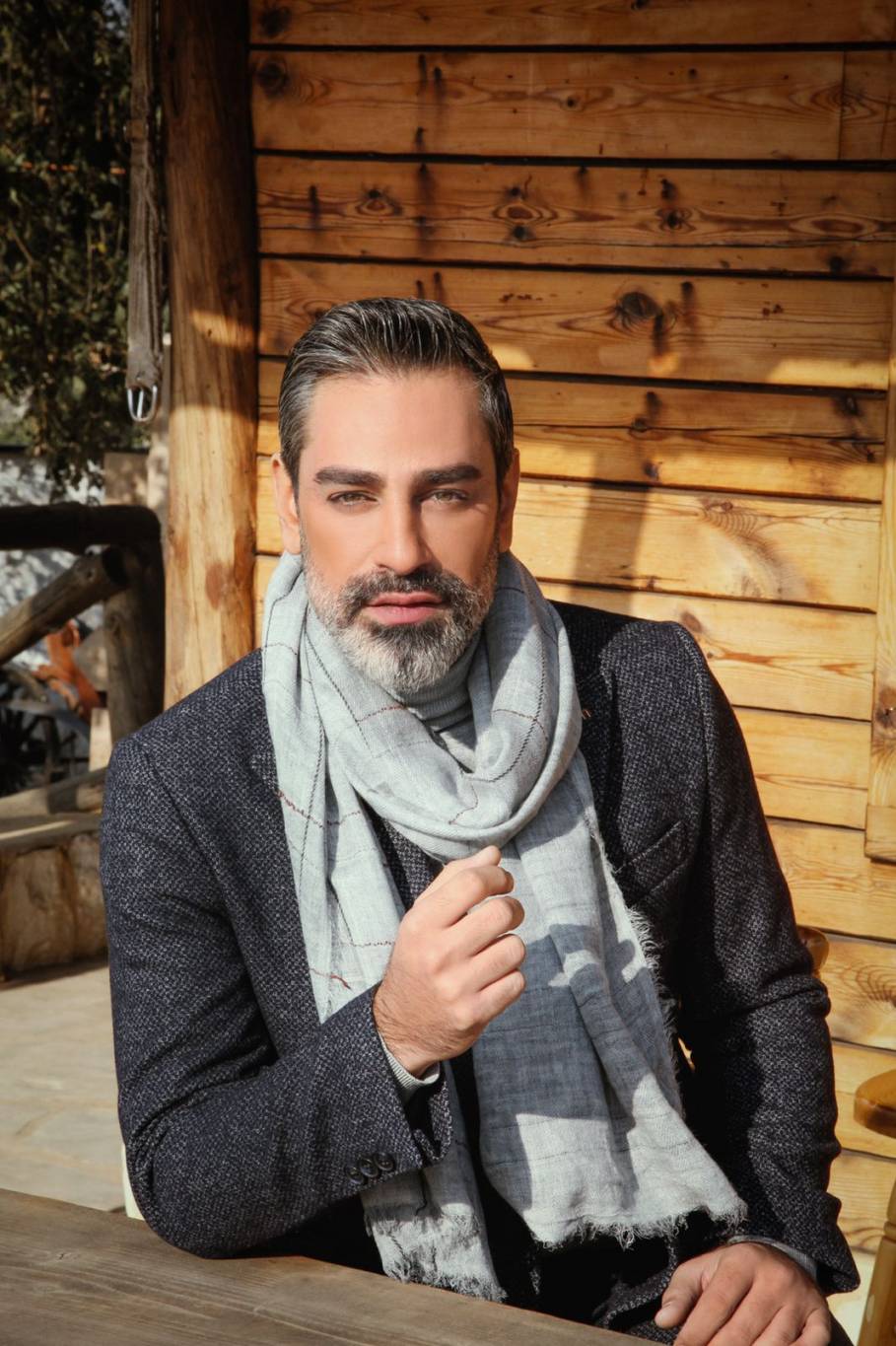 إيلي شالوحي الى جانب شكران مرتجى وعمّار شلق في 