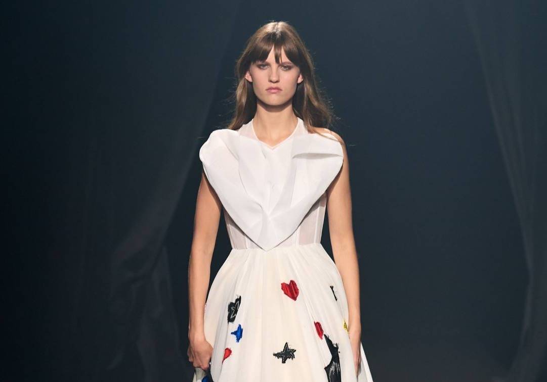 ابتكار المصمّمة ماريا غراتزيا كيوري Maria Grazia Chiuri في العرض التكريمي الخاص بـAlber Elbaz