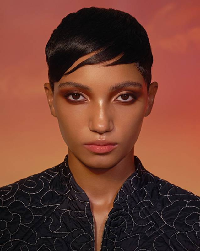 الظلال Ombre Premiere 39 Lame Ivoire الظلال Ombre Premiere Laque 35 Lame Pourpre أحمر الشفاه Rouge Allure Velvet 74 Low Key