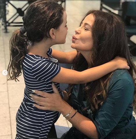 بالصور - ابنة كارول سماحة كبُرت وباتت نسخة عنها... شاهدوا طرافتها يوم ميلادها