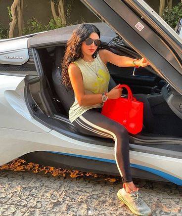 بالصور - هيفاء وهبي تستعرض أناقتها على سيارتها الفارهة